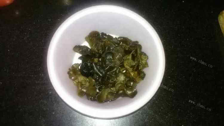 可口的蒜香芹菜拌木耳做法图解1)