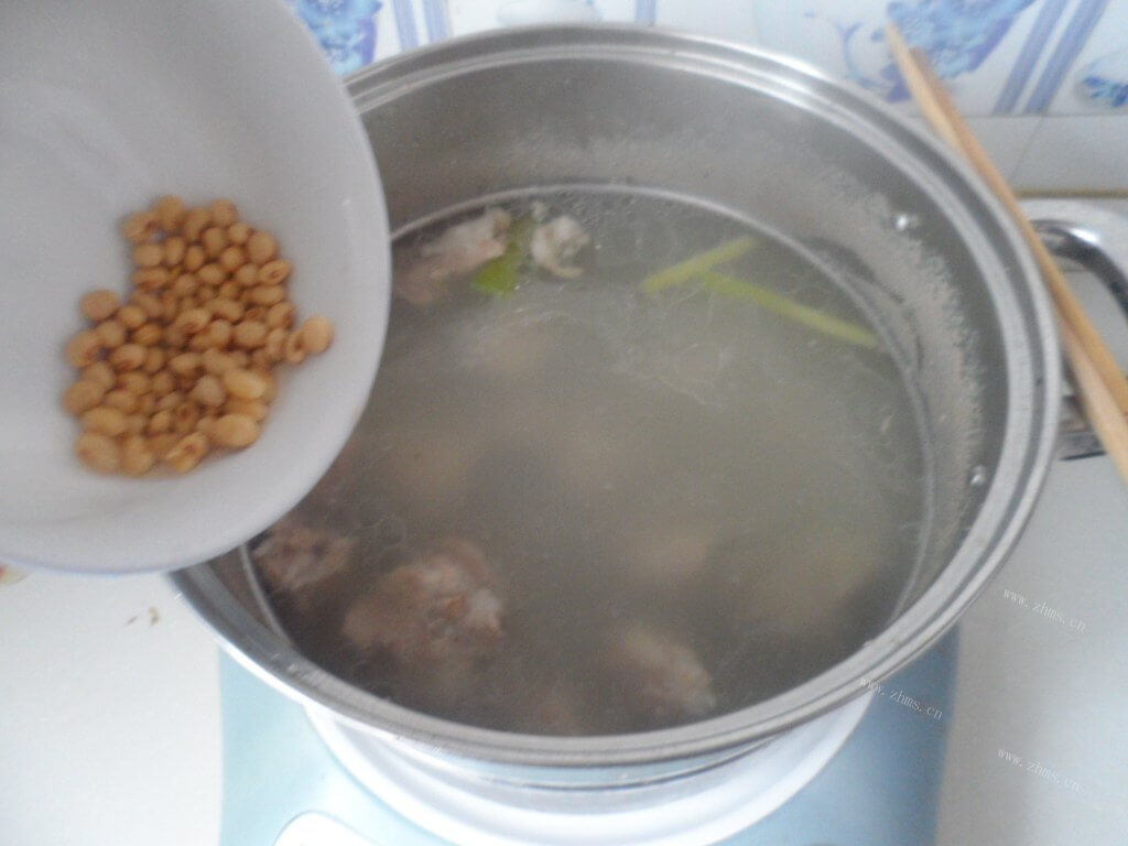 好吃的黄豆排骨汤的做法做法图解4)