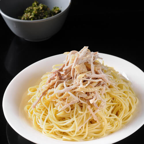 美味麻辣鸡丝拌面