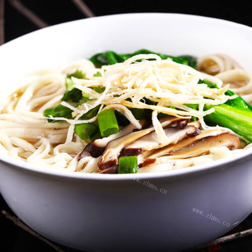 美味的酸菜鸡丝面