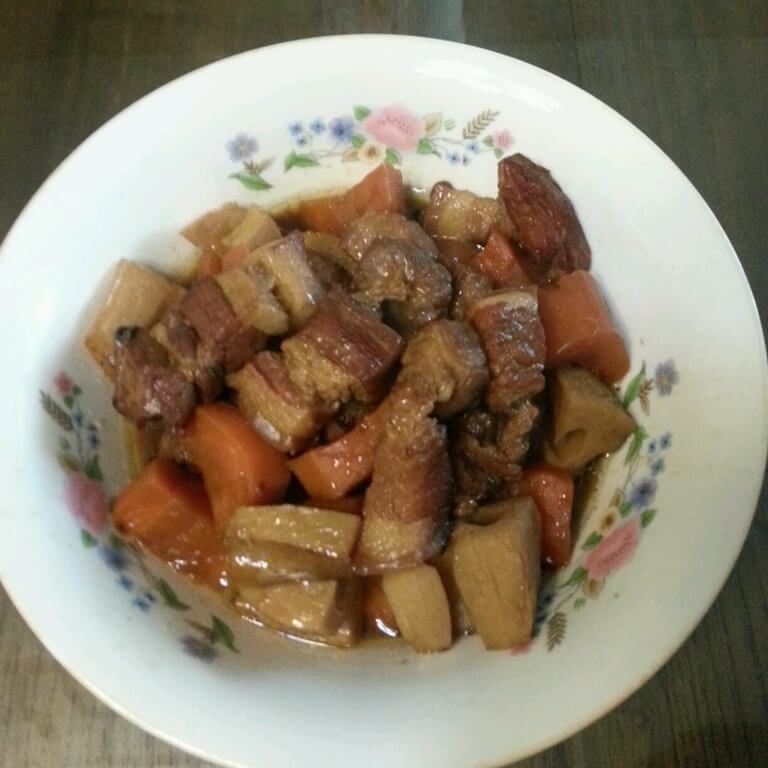 好吃的红烧肉炖藕