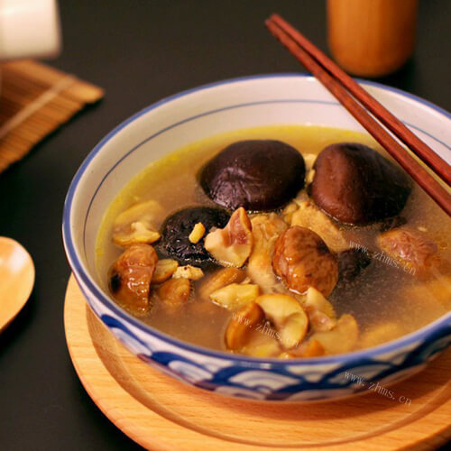 清淡的清汤鸡肉火锅