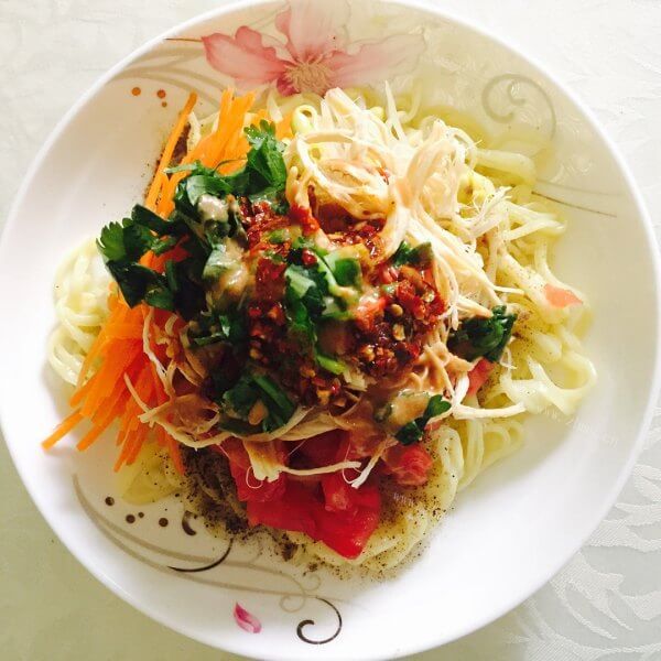 美味的鸡丝炒面