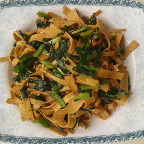 家常豆腐皮炒韭菜