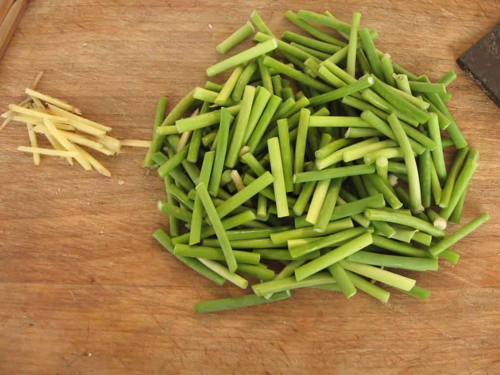 美味的蒜薹鸡蛋炒饼做法图解1)