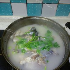 营养砂锅炖鱼汤