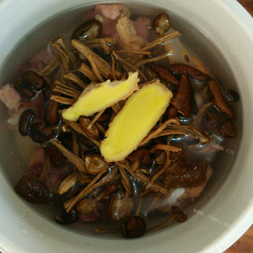 美味的茶树菇鸭肉