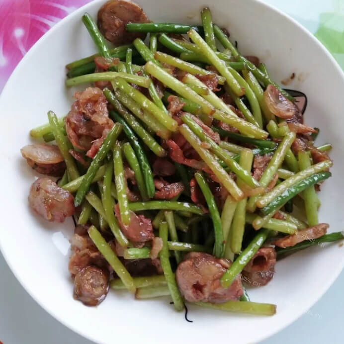 美味的蒜苔炒香肠