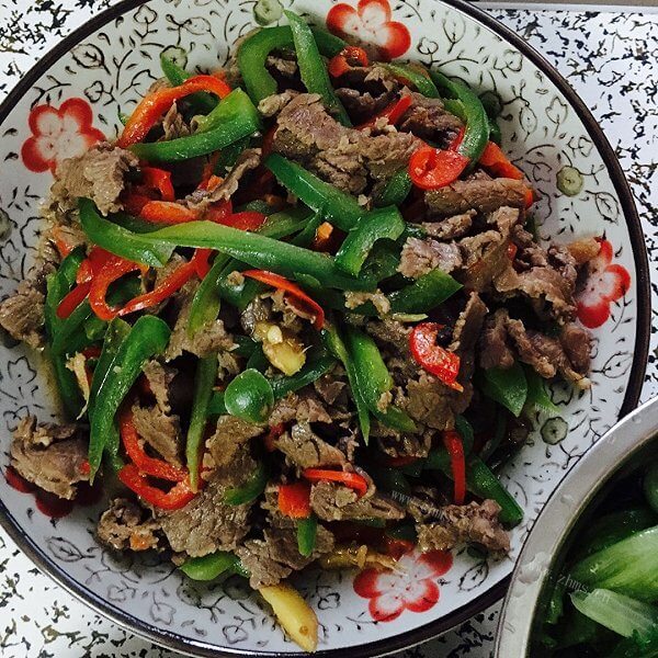 家常菜生牛肉炒青椒的做法