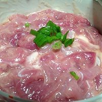 家常酸辣水煮肉片做法图解2)