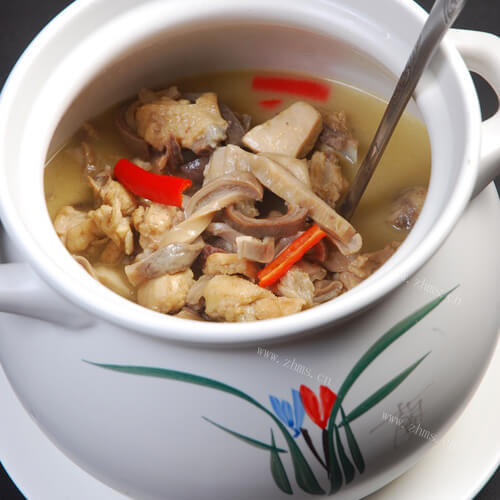 特色香菇炖鸡肉的做法 