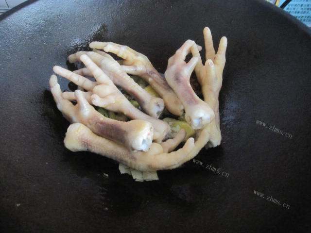 美味的腐乳酱凤爪做法图解5)