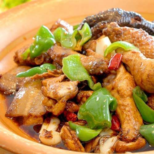 香气四溢的鸡肉火锅