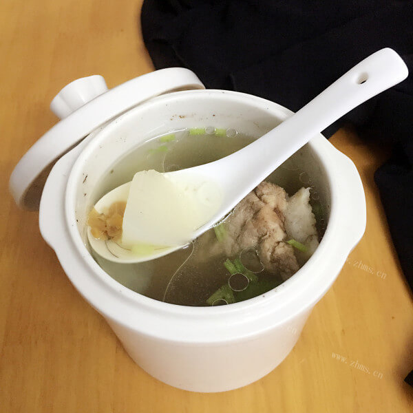 营养的干贝炖萝卜