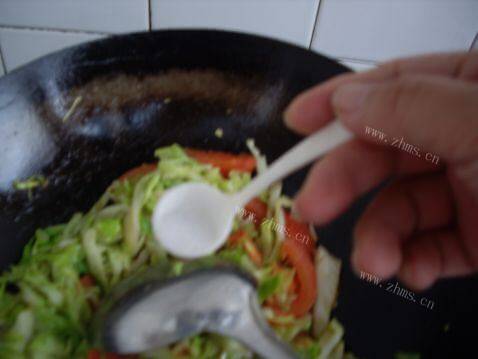 家常卷心菜炒西红柿做法图解8)