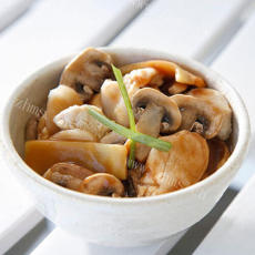 咸香鸡腿炖蘑菇的做法