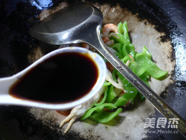 家常尖椒炒海味鲜做法图解7)