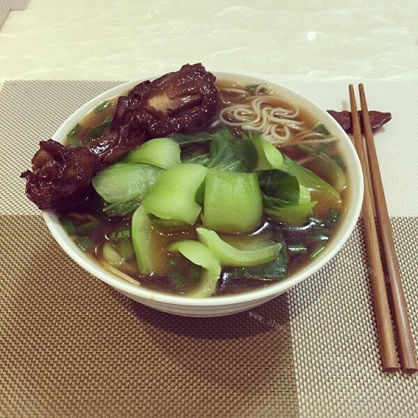 美味的鸡腿面
