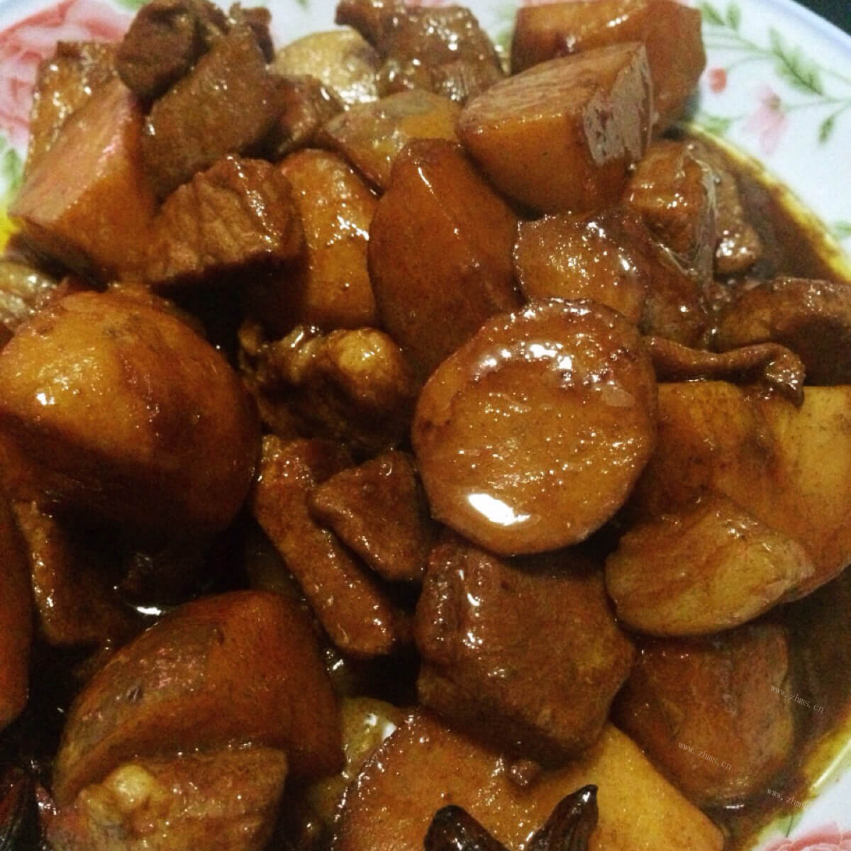 美味的芋头焖猪肉的做法