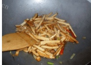 简单美味的青椒炒豆腐干做法图解3)
