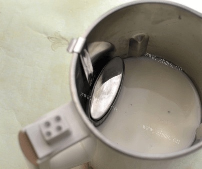 简单易做的港式奶茶做法图解3)