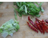 简单美味的青椒炒豆腐干做法图解2)