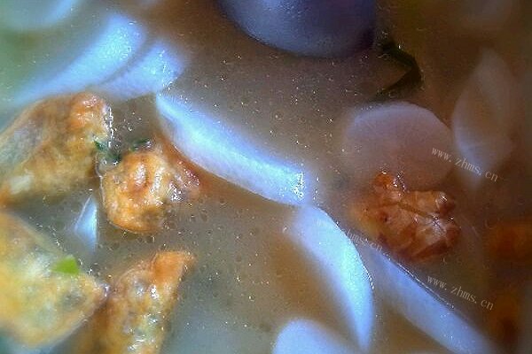 家常白萝卜煲猪肉韭菜酿油豆腐汤