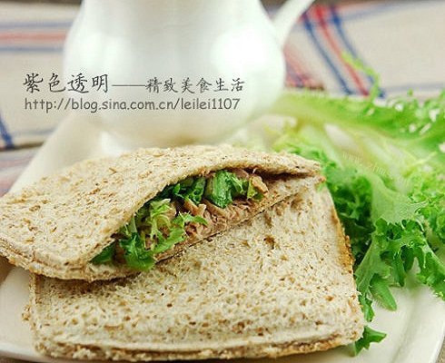 简单的金枪鱼三明治