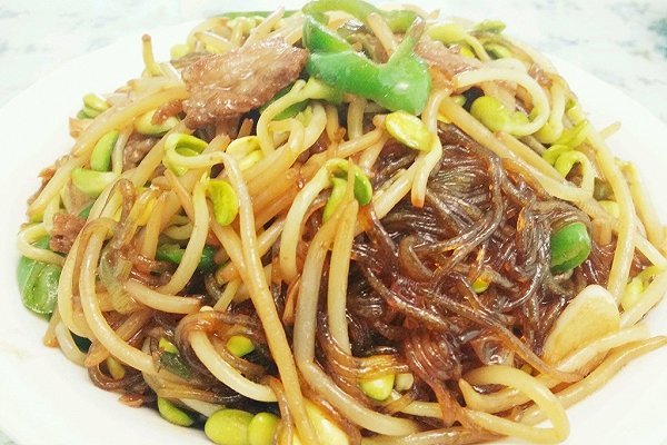 五花肉黄豆芽青椒炒粉条
