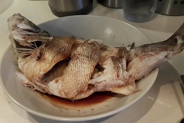 清蒸鲈鱼的家常做法