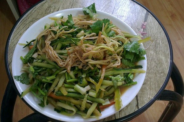 凉拌金针菇