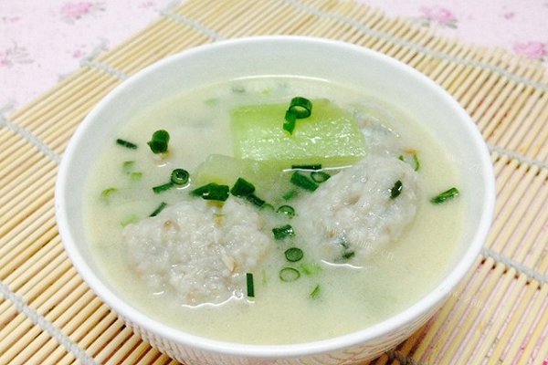 夏日小清新-补钙白瓜鱼丸鱼骨汤	