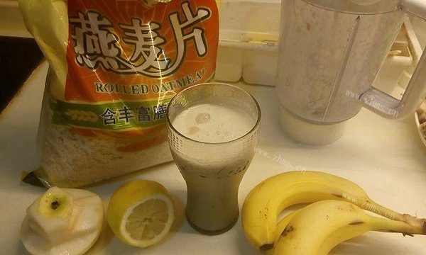 美味的香蕉雪梨燕麦酸奶