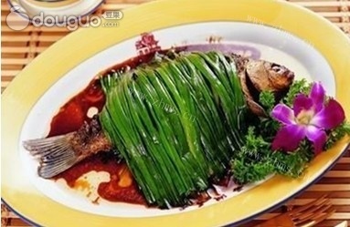 葱烤鲫鱼