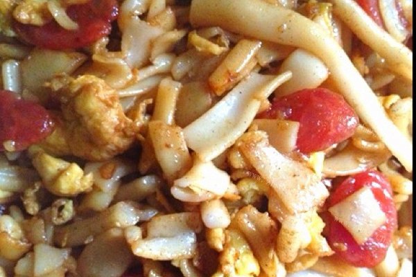 家常鸡蛋香肠炒河粉
