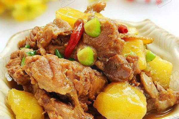 土豆焖脊骨
