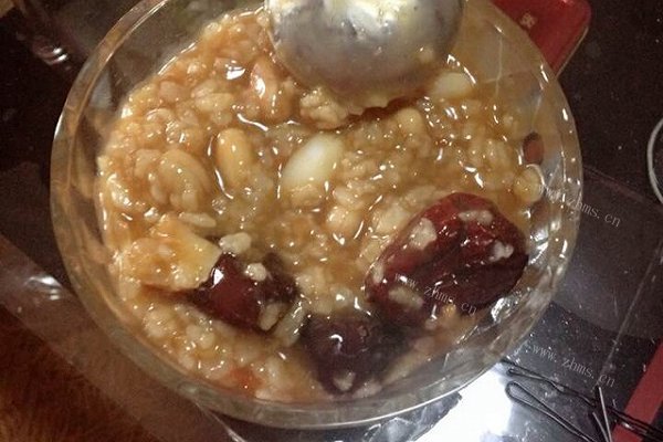 桂圆花生红枣粥