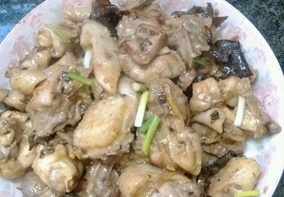家常云耳金针豆豉鸡