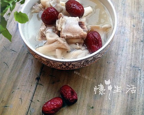 家常菜:红枣平菇排骨汤