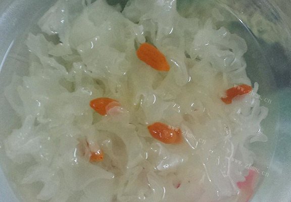 电饭锅清肺银耳枸杞羹（排除pm2.5）