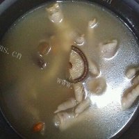 电饭锅香菇枸杞凤爪汤