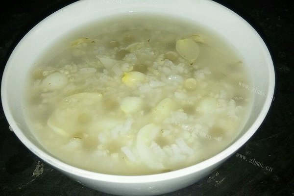 美味的冰糖百合西米粥