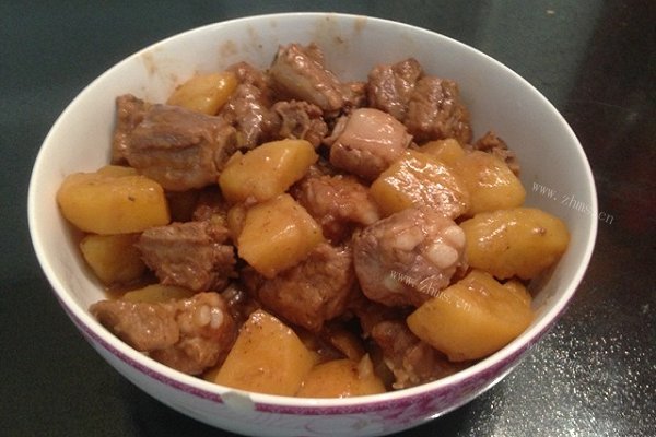 家常土豆炖排骨