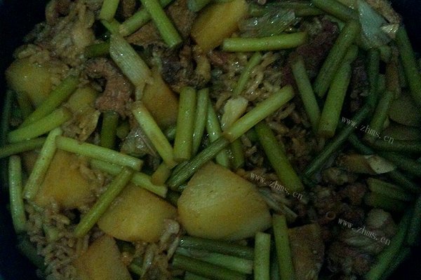 家常版土豆蒜苔炖肉焖米饭
