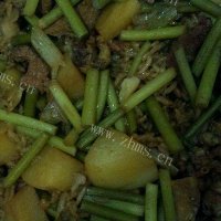 家常版土豆蒜苔炖肉焖米饭