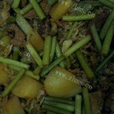 家常版土豆蒜苔炖肉焖米饭