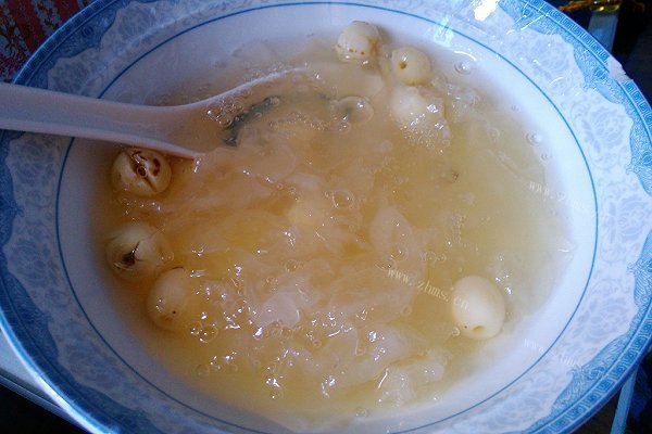 银耳莲子汤