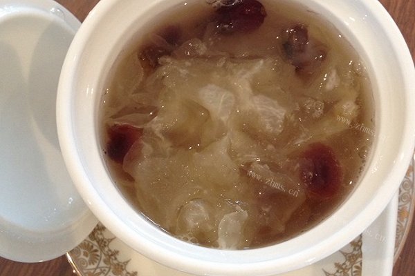 养颜桃胶皂米银耳羹