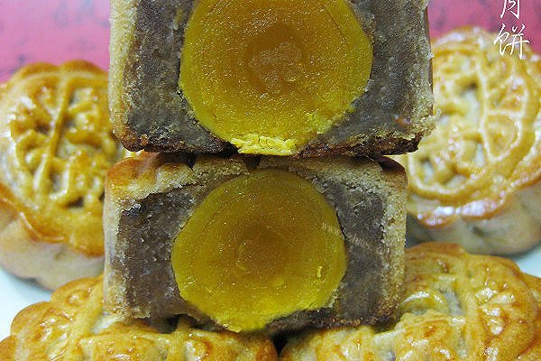 栗蓉蛋黄月饼