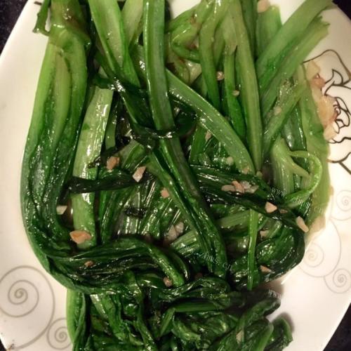 诱人的蒜蓉油麦菜